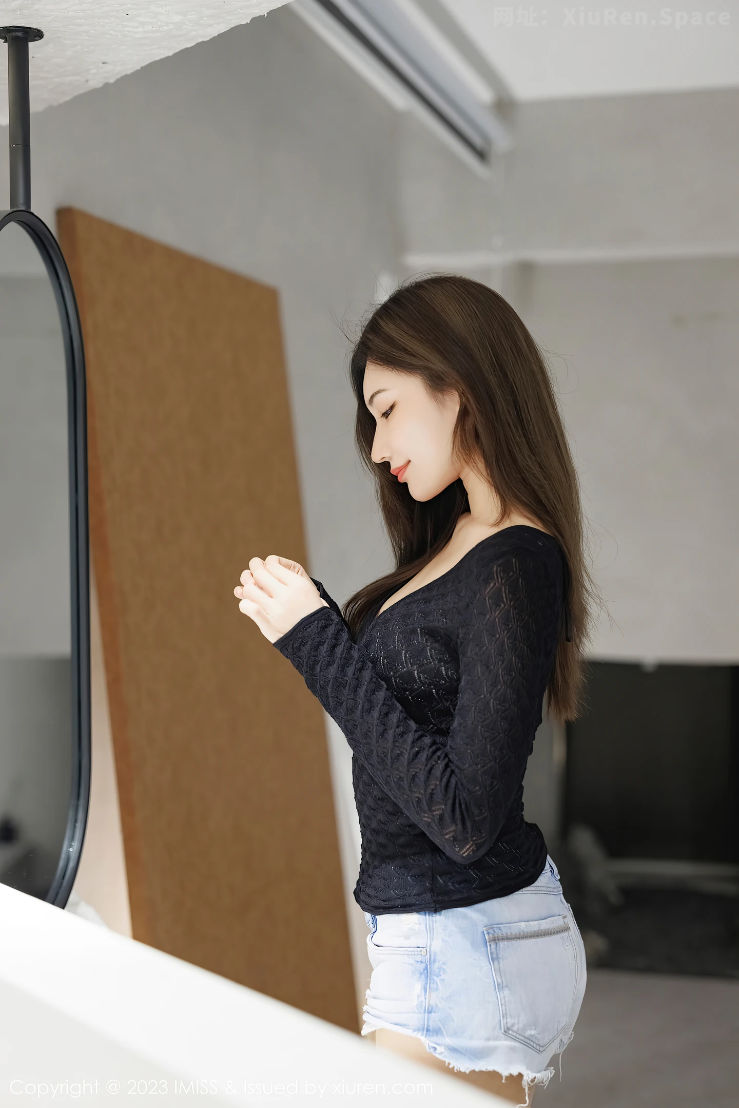 图片[3]-[IMISS爱蜜社]Vol.727 女神小狐狸Kathryn黑色上衣配牛仔短裤露白色蕾丝内衣诱惑写真56P-秀人网官方网站